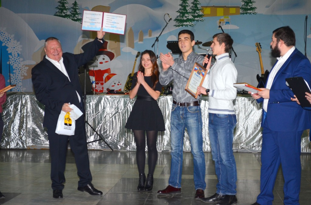 Новороссийские студенты подарили главе города В.И. Синяговскому студенческий билет!