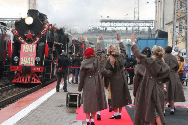 22 апреля. 10:50. На железнодорожную станцию «Новороссийск» прибывает ретро-поезд «Победа»