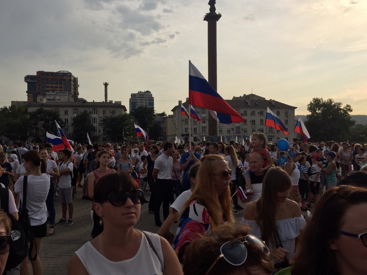 В Новороссийске прошел праздничный концерт посвященный Дню Государственного флага России